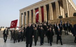 2025 yılı 23 Nisan Ulusal Egemenlik ve Çocuk Bayramı kutlamaları kapsamında Anıtkabir’de kapsamlı bir tören düzenlendi. Törene devlet erkanı ve siyasi parti temsilcileri yoğun katılım sağladı:
